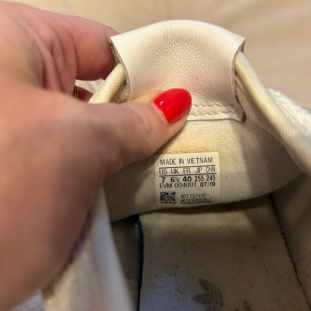 Adidas tennis shoes - Picture 3 of 6